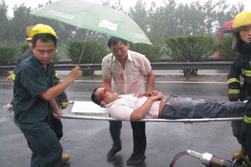 泰安高速两车追尾