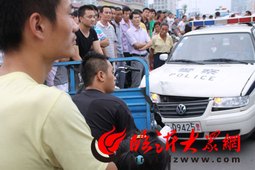 一警车与三轮车发生碰撞 三轮车主受伤